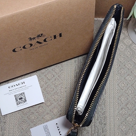 NWT Coach Green Monogram Leather wristlet - Picture 4 of 12